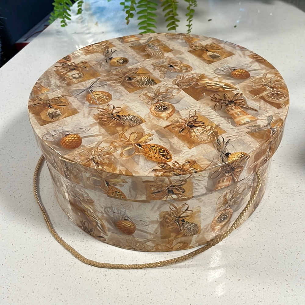 Hat Box - Vintage 1998 Tri Coastal Design Inc. Pre-loved Gold/Cream 12" Día